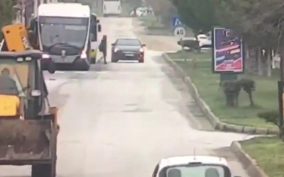 Malatya'da trambüsten inen öğrenciye otomobil çarptı