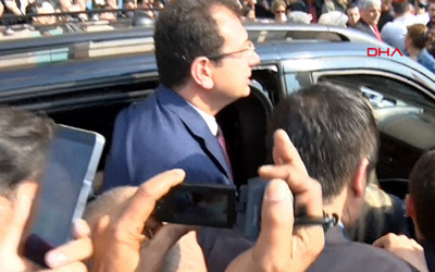 Ekrem İmamoğlu, mazbatasını almak üzere İstanbul Adliyesi'ne böyle geldi