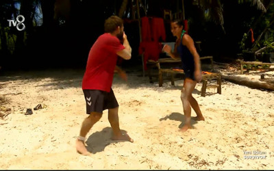 Survivor'da şok olay! Sabriye Okay'a yumruk attı!