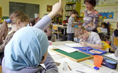 Okullar başörtüsü yasağıyla başladı