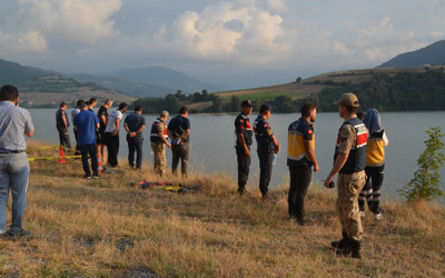 Samsun'da bir kişi otomobilini baraj gölüne sürdü