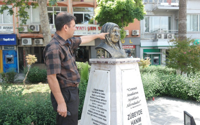 Mersin Tarsus’ta Zübeyde Hanım büstündeki gözlüğü çaldılar
