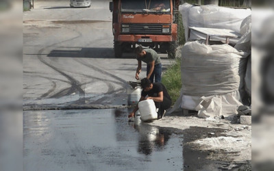 Tanker kaza yaptı Mersinliler akan mazotu bidonlayıp götürdü