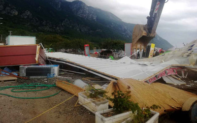 Akbük koyundaki kaçak yapılar yıkılıyor