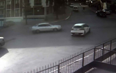 Pendik’te iki otomobilin birbirine girdiği kaza kamerada