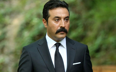 Eşkiya oyuncusu Mustafa Üstündağ eşi Ecem Özkaya'yı boşayıp Mekke'ye gitti