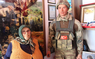 Trabzon'da şehit annesi evlat hasretini balmumu heykeliyle gideriyor!
