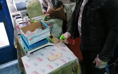 Kars'ta müşteriden aldığı paralara sirke ve kolonya ile dezenfekte