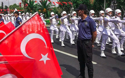 Ünlü isimler Zafer Bayramı coşkusu yaşıyor! Kutlama mesajları yağdı...