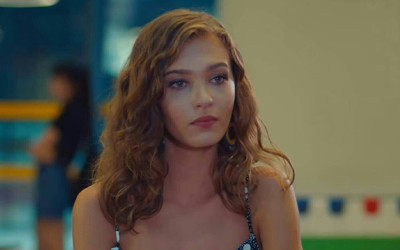 Melisa Döngel'in göğüs dekoltesi gündeme oturdu