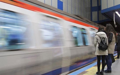 Almanya'da sürücü otomobiliyle metro tüneline girdi