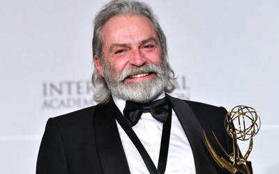 Haluk Bilginer 2020 Uluslararası Emmy Ödülleri'nde En İyi Erkek Oyuncu'yu anons etti