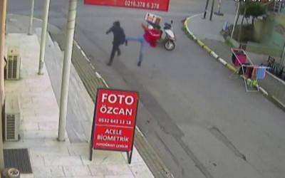 Pendik'te kuyumcuya sahte altın veren şahsa motokuryeden uçan tekmeli müdahale kamerada