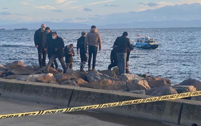 Kartal Sahili'nde kayalıklara sıkışmış halde ceset bulundu
