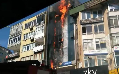 Kartal'da dershanede yangın çıktı! Alevler binanın tamamını sardı