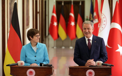 Hulusi Akar, Almanya Savunma Bakanı'na söyledi: PKK eşittir YPG