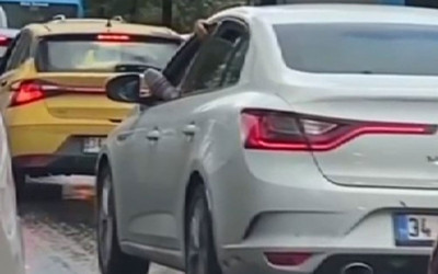 İstanbul'da ayağını camdan çıkararak otomobil kullanan sürücü kamerada