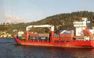 İstanbul Boğazı'nda 102 metre kargo gemisi arıza yaptı kıyıya son anda durdu