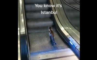 Ekrem İmamoğlu'nun yürüyen merdivenlere ters binen kedi videosu paylaşımı olay oldu CHP'den açıklama