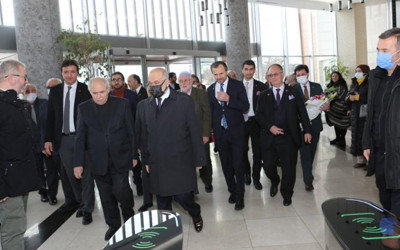 Temel Karamollaoğlu'na koronavirüs sonrası çiçekli karşılama