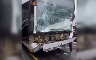 İstanbul'da iki metrobüs çarpıştı! Yaralılar var