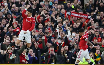37 yaşındaki Ronaldo rekor kırdı Manchester United kazandı