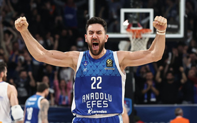 Anadolu Efes son çeyrekte döndü! Real Madrid'i eli boş gönderdi