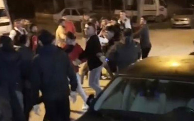 Düğün sonrası iki grup birbirine girdi yumrukların havada uçuştuğu anlar kamerada