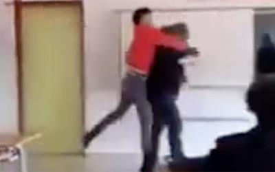 Sınıfta öğrenci, öğretmeninin başına poşet geçirdi! Dersinden kaldığım hocayı paket yapıyorum!