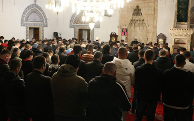 Balkan Müslümanları ilk teravih için camilere akın etti