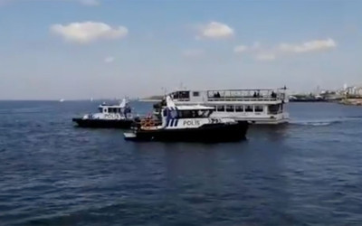 CHP Adalar ilçe başkanından ilginç 1 Mayıs protestosu! Denize atladı, polisin yardımını reddetti