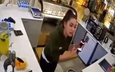 Genç kadın AVM'de selfie tacizcisi mülteci sapığa dersini verdi! Elinden telefonunu alıp kırdı