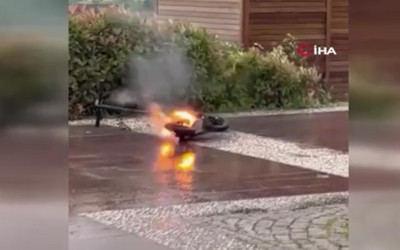 Elektrikli scooter alev aldı! Patlama anına bakın feci görüntü