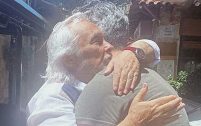 Müjdat Gezen hakkında yakalama kararı bulunan Memet Ali Alabora ile Yunan adasında buluştu