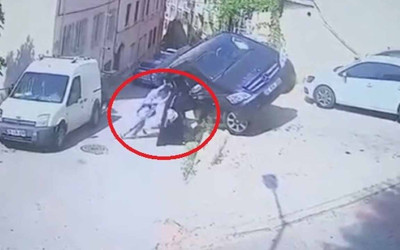 Bursa'da sürücünün üzerine devriliyordu, 2 kadın minibüsü havada tuttu!