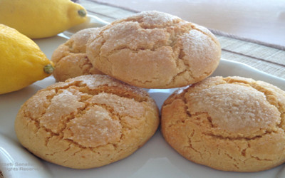 Çay ile muazzam uyumuna hayran kalacaksınız! Bu limonlu bademli kurabiyenin tadı damağınızda kalacak