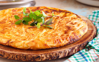2 yufkayla börek olur mu demeyin! Su böreği tadında tava böreği parmak yediriyor