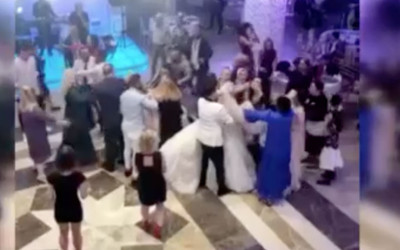 Gelin halayı bırakıp tekme tokat daldı damat perişan İstanbul'da düğünde istek şarkı kavgası