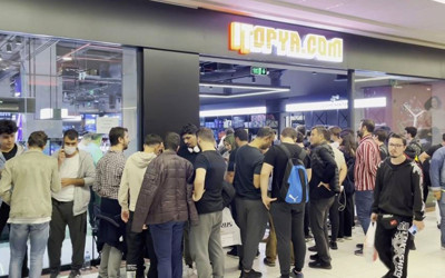 İndirimi duyan koştu 15 dakikada 150 kişilik kuyruk oluştu