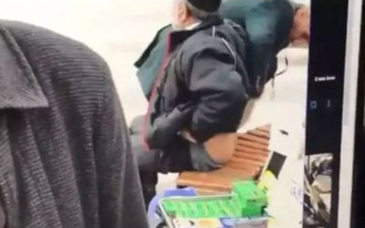 Yaşlı adam sokak röportajı sırasında poposunu açtı! Krem reklamı yaptılar