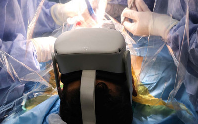 Ses telleri felç geçiren sanatçıya ilginç ameliyat: VR gözlük taktı doktor şarkı söyletti