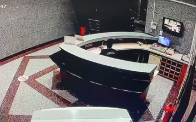 İzmir'de deprem anı kamerada! Büyük panik yaşandı, caminin minaresi yıkıldı