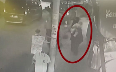 İstanbul'da kucağında bebeğiyle yürüyen kadın vurularak öldürüldü! Cinayet anı kamerada
