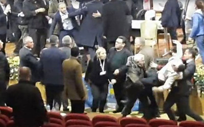 İYİ Parti kongresinde bayıltan dayak! Başkan, dövdü salondan baygın çıkarıldı