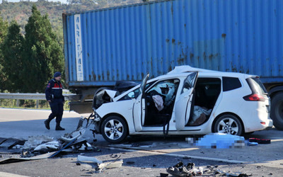 Otomobil seyir halindeki TIR'a çarptı! Feci kazada ölen var