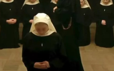 Rahip üçlü ilişki ile suçlandı! Bahanesine akıl sır ermedi istismara uğrayan rahibe anlattı