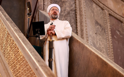 Ali Erbaş Ayasofya'da cuma hutbesini kılıçla okudu bir bölümünü İngilizce söyledi