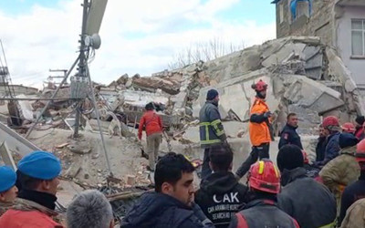 Osmaniye'de büyük panik! Hasar gören bina artçı sarsıntıda çöktü