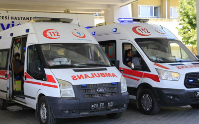 Kocaeli'de dere yatağına devrilen tırın sürücüsü yaralandı