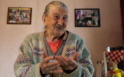 Bosnalı Milka nine, elindeki son parayı Türkiye'deki depremzedelere yolladı